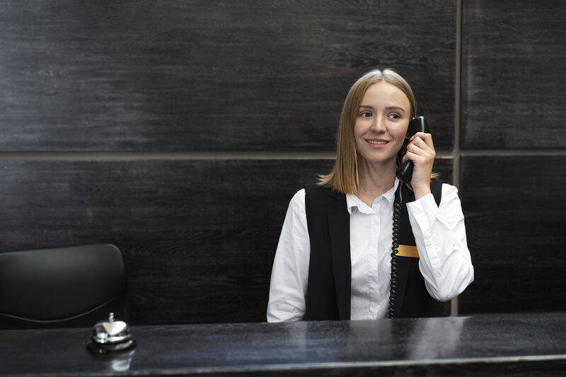 Vänligt receptionsteam som välkomnar gäster.